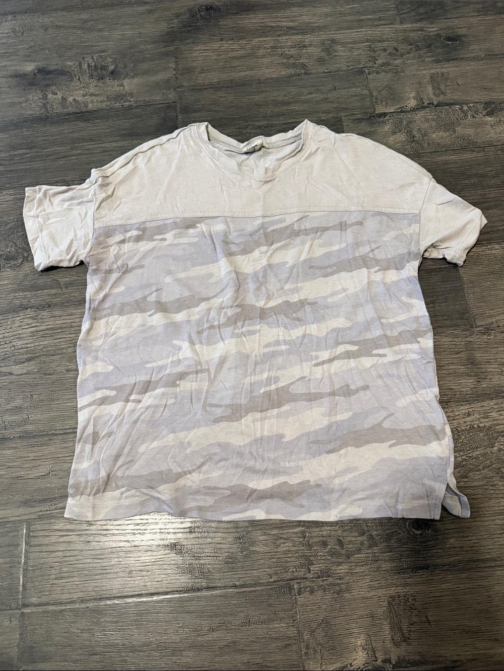 Women’s Short Sleeve Crewneck Camo Tee in Light Gray